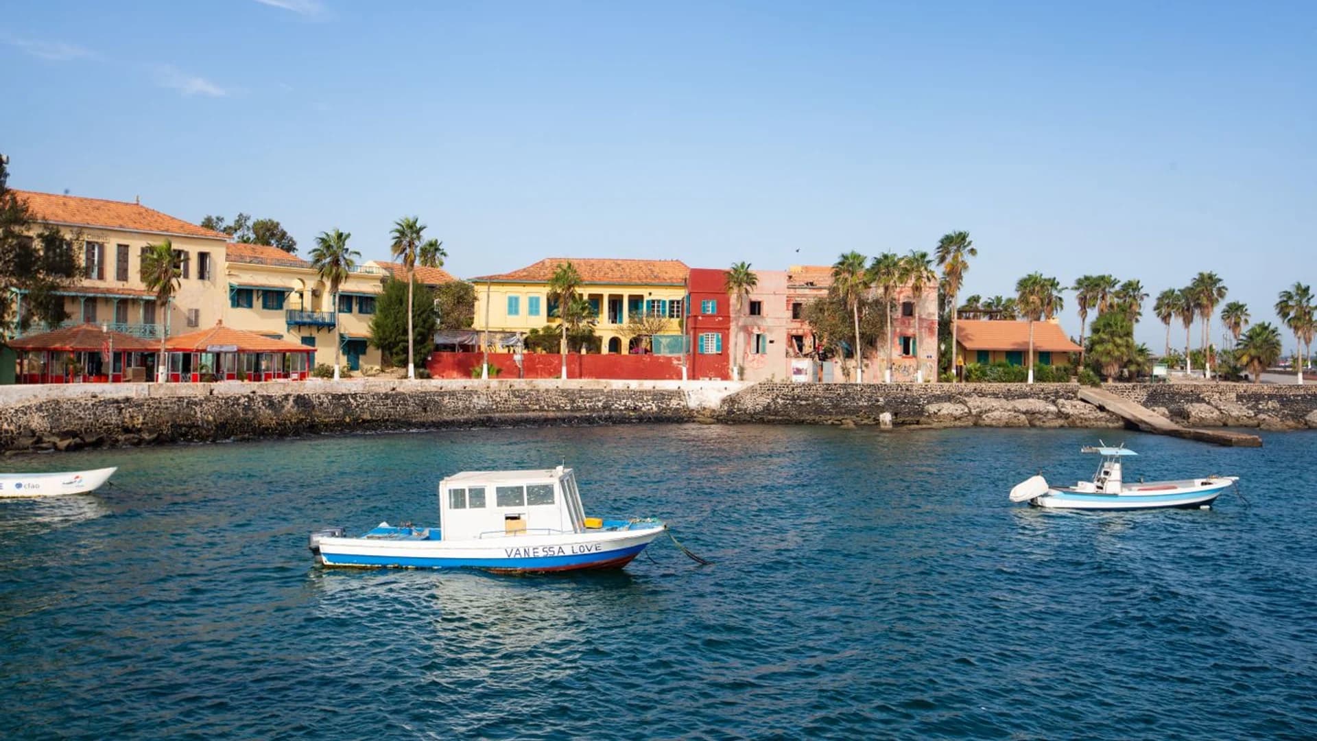 Vue de l’île de Gorée depuis l’océan